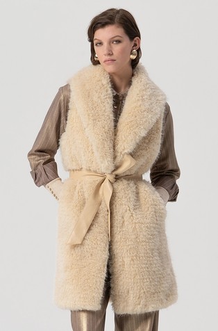 Brezrokavnik iz umetnega krzna s pasom