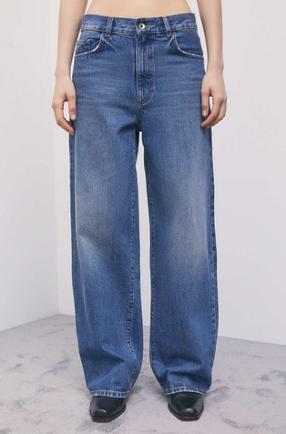 Low-waisted wide-leg jeans
