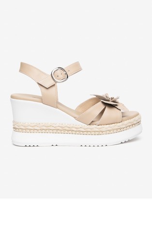 Usnjeni sandali z dekorativnim cvetom