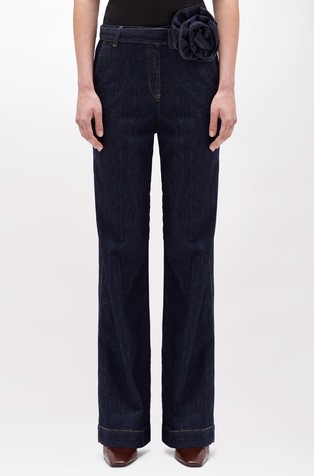 Ravne jeans hlače s cvetlično aplikacijo