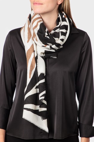 Šal s kontrastnim vzorcem
