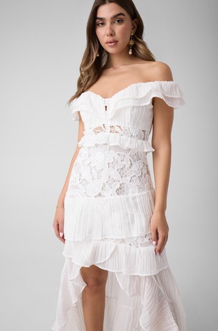 Lace dress with ruffles and open shoulders