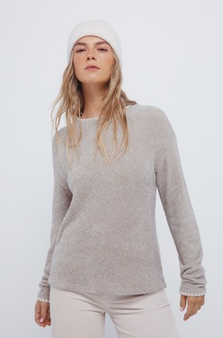 Pleten pulover z dekorativnimi šivi