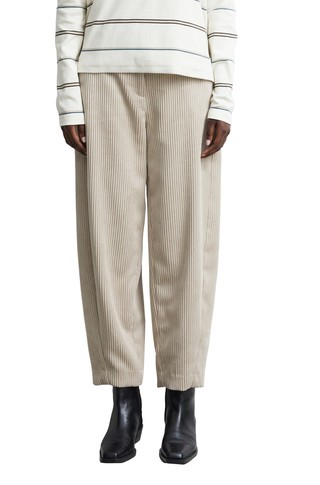 Barrel-Cut Pants Made of Wide-Wale Corduroy