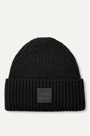 Rebrasto pletena kapa z logo našitkom