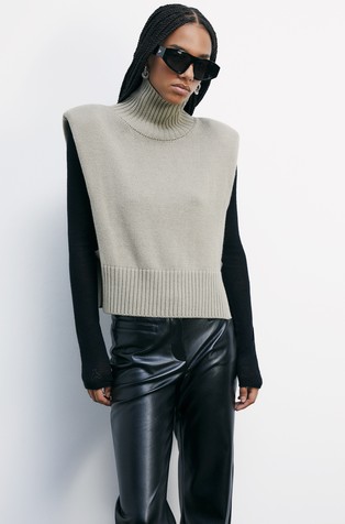 Pleten brezrokavnik z visokim ovratnikom