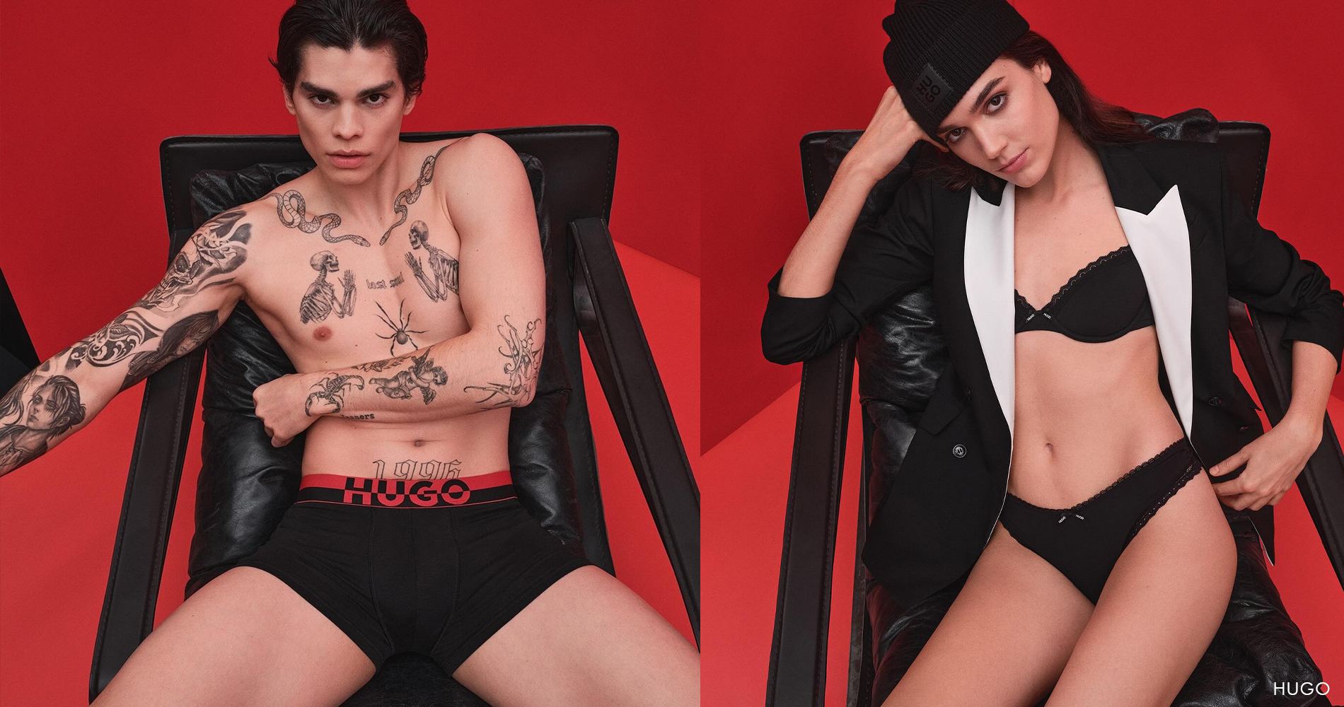 Moški v črnih spodnjicah s rdečim logotipom HUGO sedi v usnjenem stolu na rdeči kulisi.