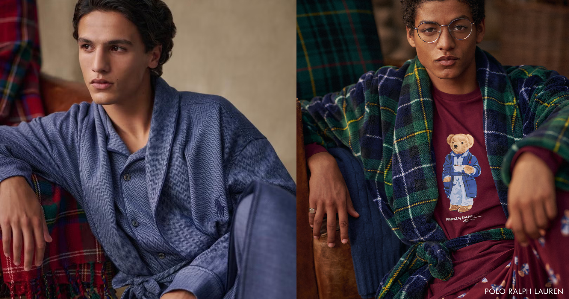 Moški v mehki modri domači halji sproščeno sedi ob karirasti odeji; umirjen, udoben in prefinjen ambient.