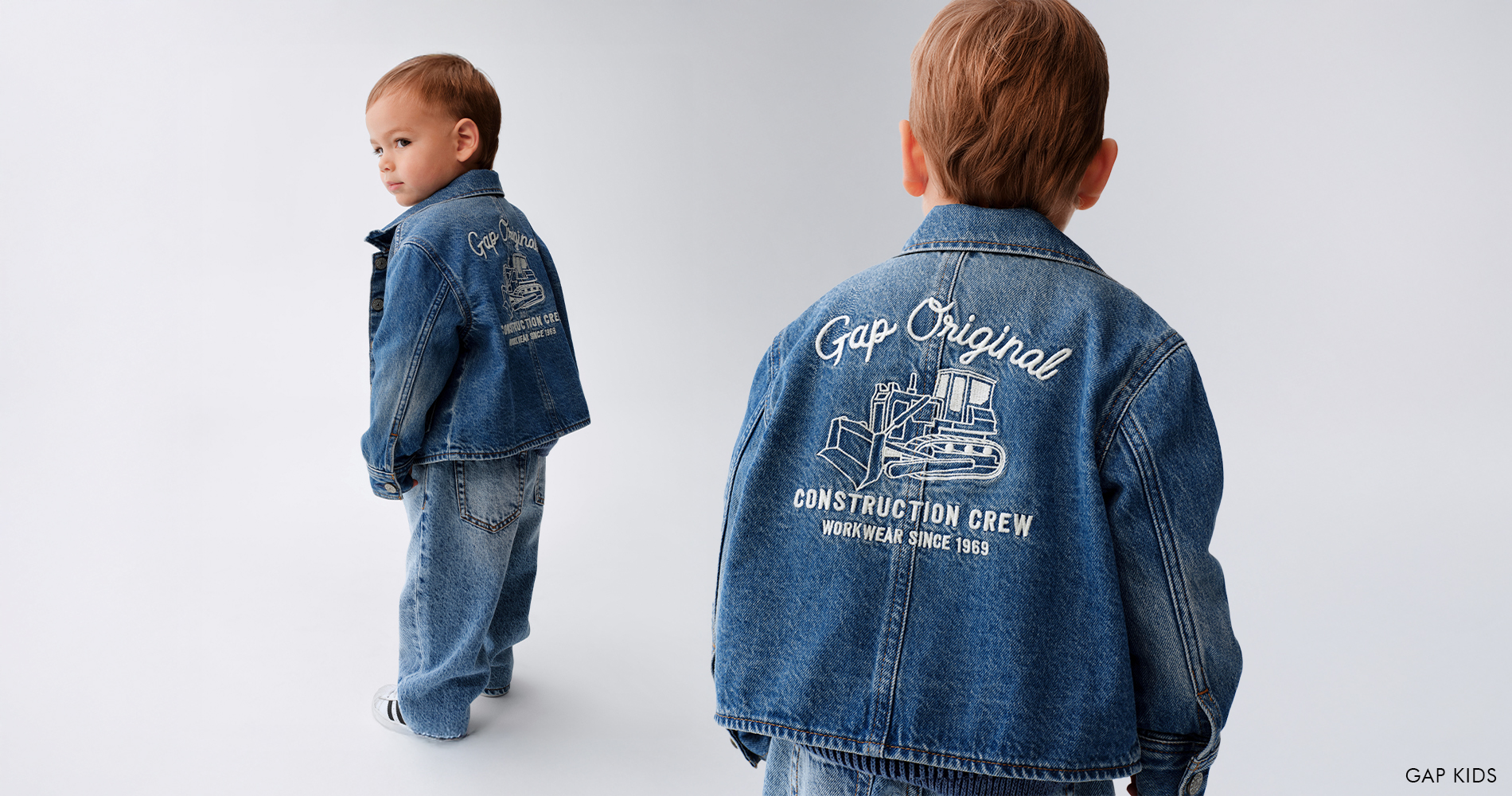 Majhen deček v jeans hlačah in denim jakni, s hrbtom obrnjen proti kameri.