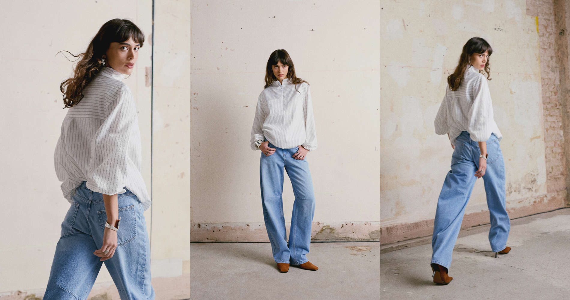 Kolaž treh fotografij prikazuje model v svetli črtasti bluzi in širokih svetlo modrih kavbojkah. Sproščena silhueta, minimalistično ozadje in sodoben denim videz poudarjajo brezčasen, lahkoten slog.