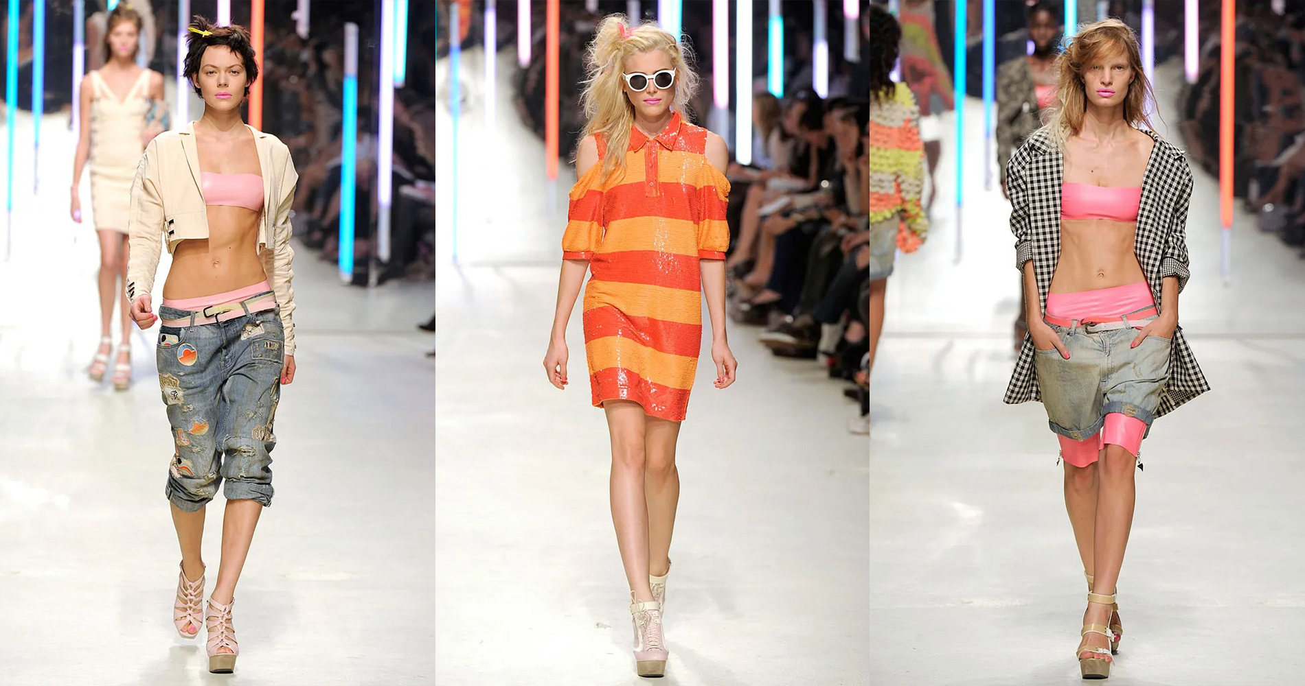 Kolaž treh fotografij z modne piste prikazuje modele v sproščenih, barvitih kombinacijah z izrazitim Y2K navdihom. V ospredju so rožnati topi, denim kosi z nizkim pasom, plastenje in igrivi detajli, ki odražajo značilen londonski modni slog.